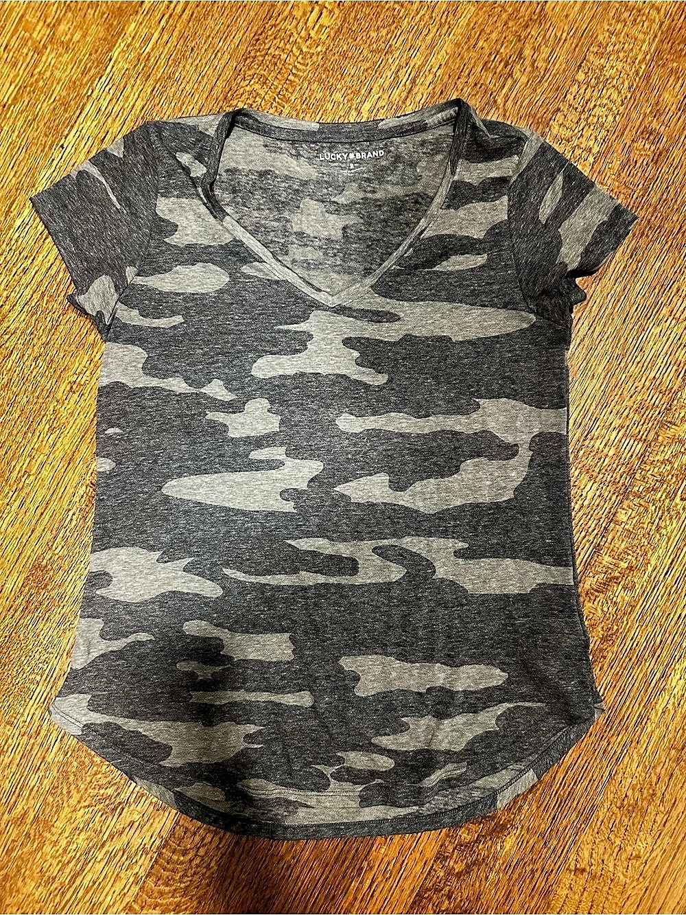Lucky Brand Camo V-Neck Tee Gray & Black Size Small